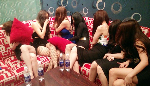 Nhiều cô gái ăn mặc "mát mẻ" phục vụ trong quán karaoke.