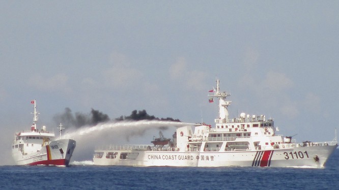 Tàu hải cảnh Trung Quốc ngang ngược phun vòi rồng vào tàu thực thi pháp luật Việt Nam để ngăn cản không cho tiếp cận giàn khoan Hải Dương 891 hạ đặt trái phép trong vùng thềm lục địa Việt Nam năm 2014
