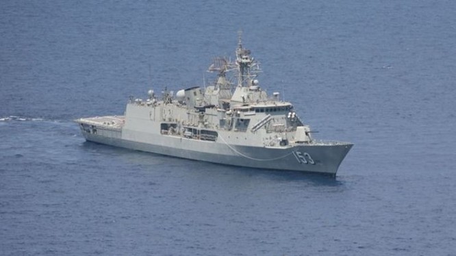 Tàu hải quân Úc HMAS Stuart. Úc đang cân nhắc cho tàu áp sát đảo nhân tạo Trung Quốc xây phi pháp ở Trường Sa, sau khi Mỹ đã tiến hành chuyến tuần tra bằng tàu khu trục USS Lassen ngày 27.10 - Ảnh: Bộ Quốc phòng Úc