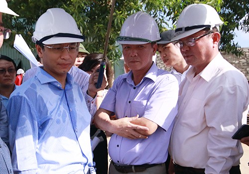 Ông Nguyễn Xuân Anh (bìa trái) cùng Giám đốc Sở Tài Nguyên Môi trường và Sở Giao thông kiểm tra tiến độ các dự án xử lý ô nhiễm môi trường trên sông Phú Lộc. Ảnh: Nguyễn Đông.