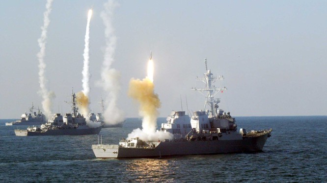Chiến hạm Mỹ tập trận phóng tên lửa trên biển