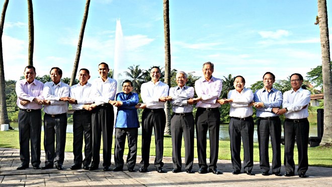Các bộ trưởng quốc phòng ASEAN tham dự Hội nghị - Ảnh: Reuters
