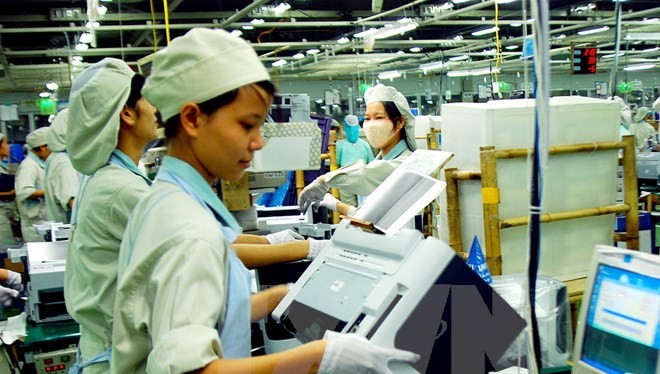 ông nhân làm việc trong nhà máy sản xuất điện thoại di động - Khu tổ hợp công nghệ cao Samsung Electronics VN