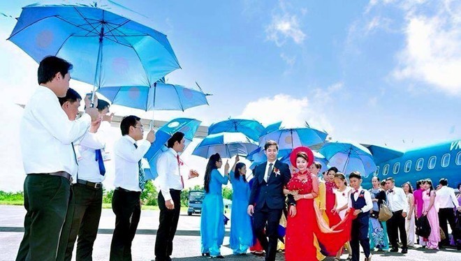 Cặp đôi đẹp của đám rước dâu bằng máy bay VNA cũng là những 9X thừa kế gia sản lớn tại Bạc Liêu và Đồng Nai. Ảnh: NVCC.
