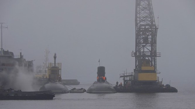 Tàu ngầm Đà Nẵng (phải) chuẩn bị rời đi sang vị trí mới, bên cạnh là tàu ngầm Bà Rịa - Vũng Tàu, ảnh chụp ngày 7.11