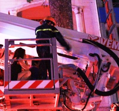 Cảnh sát PCCC dùng xe thang tiếp cận tầng 8 giải cứu người mắc kẹt. Ảnh: Hải Hiếu.