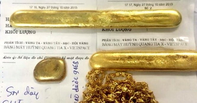 Một số miếng vàng “rởm” đã qua mặt được các chủ cửa hàng vàng bạc. Ảnh: T.K.