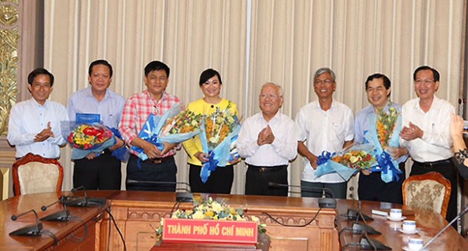 Chủ tịch UBND TP Lê Hoàng Quân (thứ năm từ trái) trao quyết định và tặng hoa chúc mừng các nhân sự mới - Ảnh: CTV