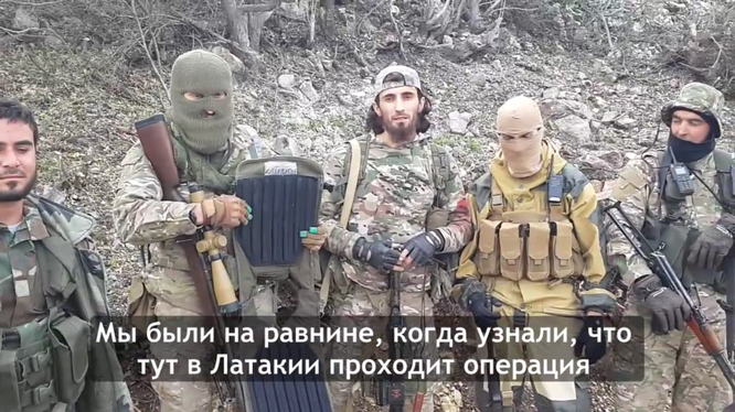 Nhóm phiến quân khoe áo giáp "của quân Nga" vứt lại khi tháo chạy