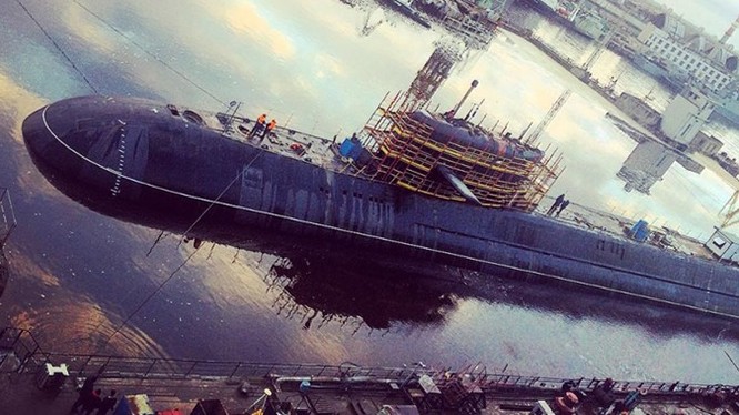 Tàu ngầm hạt nhân Moscow trước vùng nước của nhà máy Zvezdochka - Ảnh: bmpd