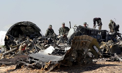 Các nhà điều tra quân sự Nga tại hiện trường máy bay chở khách rơi xuống bán đảo Sinai, Ai Cập, ngày 1/11. Ảnh: Reuters.