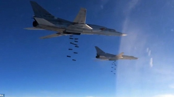 Máy bay ném bom chiến lược Nga dội lửa xuống Raqqa