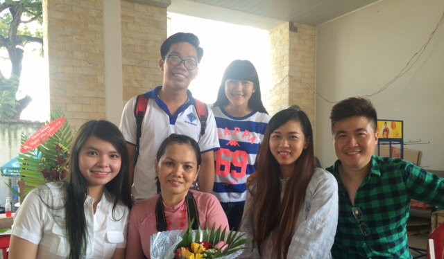Cô giáo Lê Thị Thùy Trang trong Ngày nhà gíáo 20-11 vừa qua với những học trò cũ về thăm khi biết cô bị kỷ luật - Ảnh: học sinh của cô Trang cung cấp