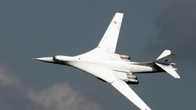 Máy bay ném bom chiến lược Tu-160 của Nga