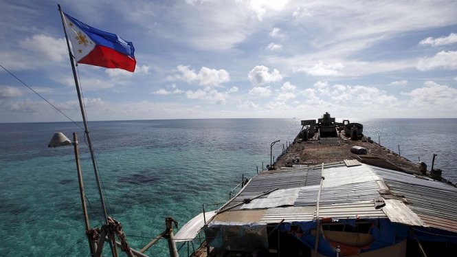 Quốc kỳ Philippines bay trên boong tàu Sierra Madre của hải quân Philippines - Ảnh: Reuters