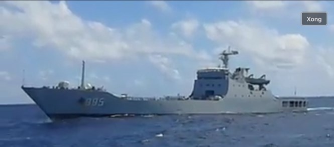 Tàu chiến 995 của Trung Quốc ép sát tàu Hải Đăng 05 chỉ 20-30 mét