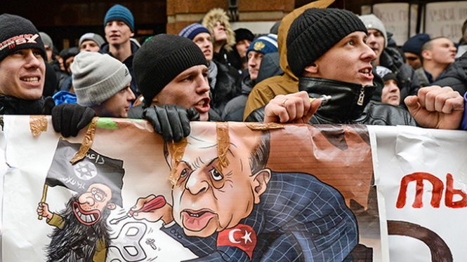 Biểu tình trước Đại sứ quán Thổ Nhĩ Kỳ ở Matxcơva - Nguồn: lenta.ru