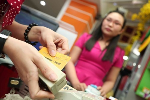 Chủ thẻ ATM cần thận trọng khi sử dụng thẻ - Ảnh: Đào Ngọc Thạch