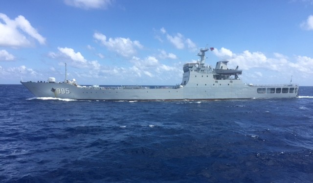 Tàu chiến Trung Quốc liên tục vây ép tàu tiếp tế Việt Nam