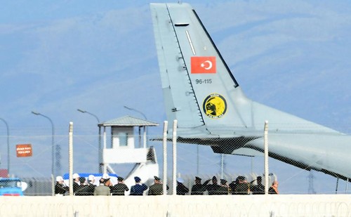 Thổ Nhĩ Kỳ trao trả thi thể phi công Su-24 bị phiến quân sát hại cho phía Nga. Ảnh: Reuters