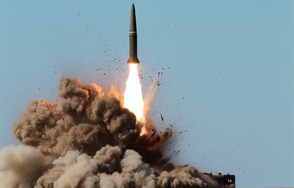 Tên lửa đạn đạo chiến thuật Iskander của Nga rời bệ phóng