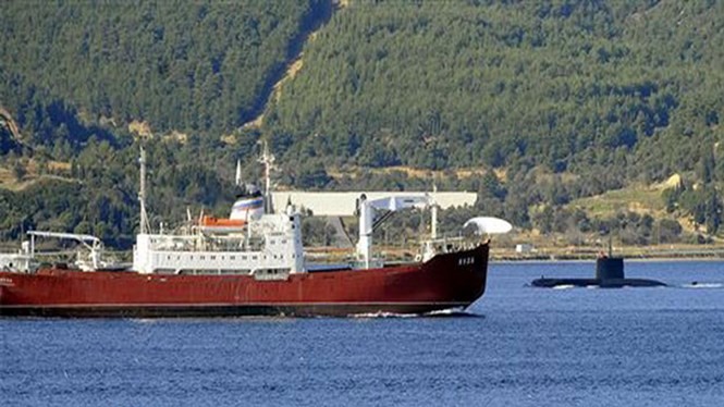 Tàu ngầm Thổ Nhĩ Kỳ “đối đầu” tàu hải quân Nga - Ảnh: Hurriyet Daily News