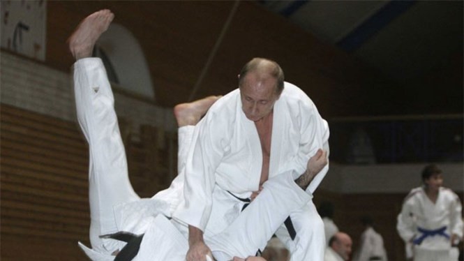 Ông Putin đeo đai đen môn Judo, bậc đai cao nhất - Ảnh: Reuters