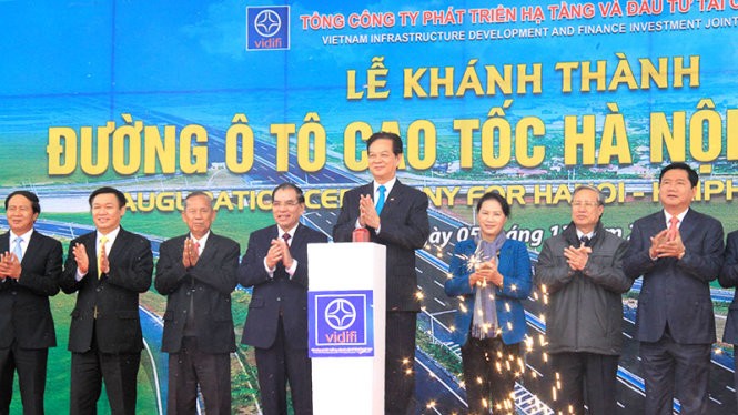 Thủ tướng Nguyễn Tấn Dũng cùng quan khách phát lệnh thông xe toàn tuyến cao tốc Hà Nội - Hải Phòng - Ảnh: T.Phùng