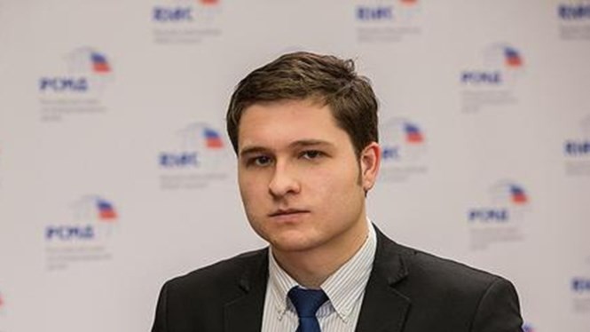 Ông Anton Tsvetov, Trưởng ban Quan hệ truyền thông và Chính phủ, thuộc Ủy ban các vấn đề quốc tế của Nga trao đổi với báo Thanh Niên - Ảnh: Twitter của ông Tsvetov
