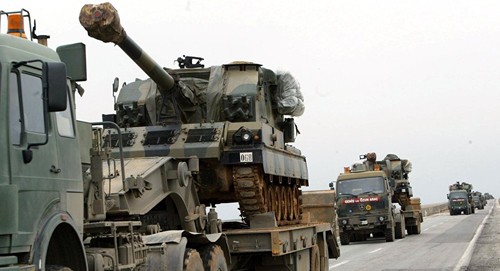 Thổ Nhĩ Kỳ điều binh sĩ cùng xe tăng, pháo hạng nặng vào Iraq. Ảnh: Sputnik
