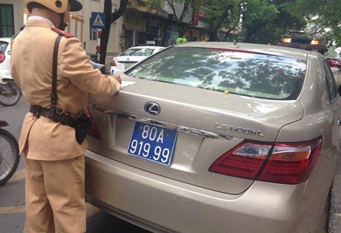 Hàng loạt xe ôtô đeo biển xanh giả mạo xe của cơ quan nhà nước bị camera giám sát giao thông phát hiện 
