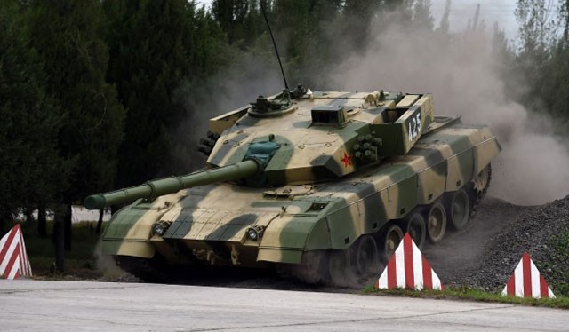 Một xe tăng hiện đại của Trung Quốc đang vượt vật cản, ngày 22/7/2014 (GREG BAKER/AFP/Getty Images)