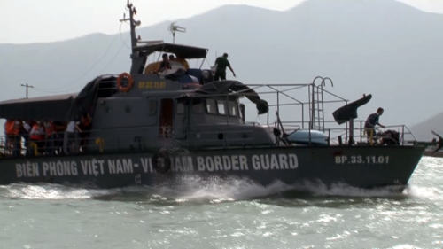 Tàu bộ đội Biên phòng ứng cứu 29 du khách Nga an toàn. Ảnh: N.X