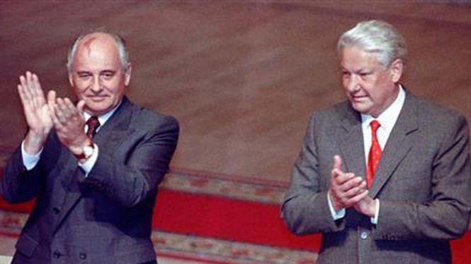 Tổng thống Nga Boris Yeltsin (phải) và Tổng thống Liên Xô Mikhail Gorbachev tại cuộc họp Xô viết tối cao Liên bang Nga ngày 23.8.1991 - Ảnh: Reuters