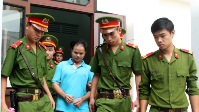 Bị cáo Minh được dẫn giải sau khi phiên tòa kết thúc - Ảnh: Đ.Tuyên
