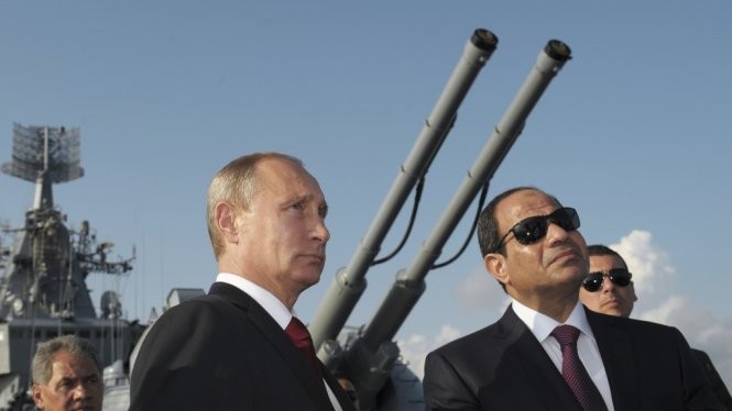 Tổng thống Nga Putin cùng Tổng thống Ai Cập al-Sisi trong lần thăm tàu Matxcơva năm 2014 - Ảnh: Reuters