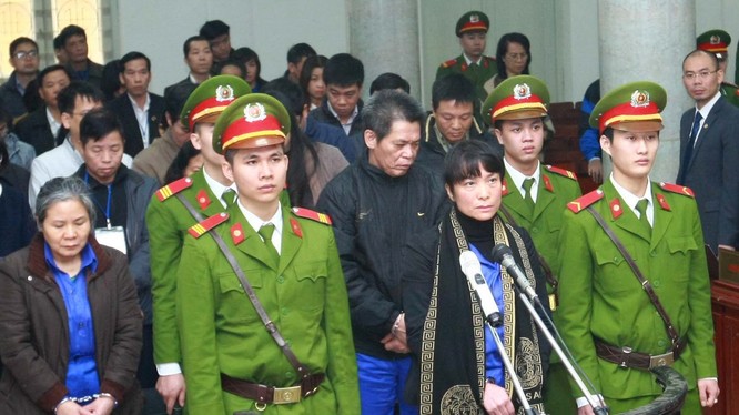 Phiên tòa sơ thẩm xét xử đại án tại Agribank. Phạm Thanh Tân - nguyên tổng giám đốc (hàng thứ hai, giữa) - tại phiên tòa - Ảnh: TTXVN