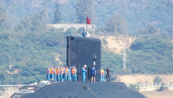 Tàu ngầm lớp Kilo được Nga chuyển giao cho Việt Nam trên vịnh Cam Ranh