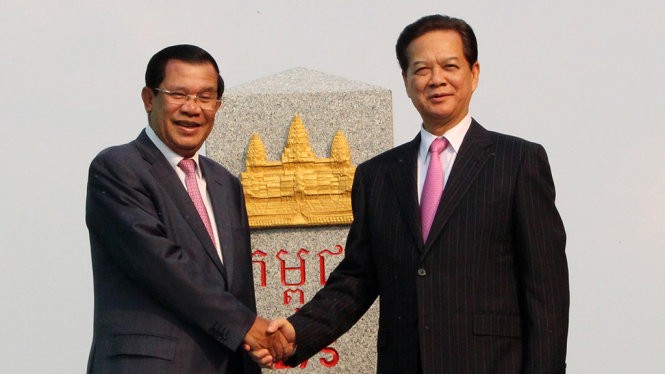Thủ tướng Nguyễn Tấn Dũng và Thủ tướng Chính phủ Hoàng gia Campuchia Samdec Hun Sen đến dự lễ khánh thành cột mốc biên giới 275 - Ảnh: Đ. VỊNH