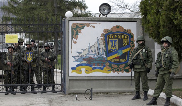 Binh sĩ Nga canh gác phía ngoài căn cứ quân đội Ukraine trong thời gian diễn ra chiến dịch
