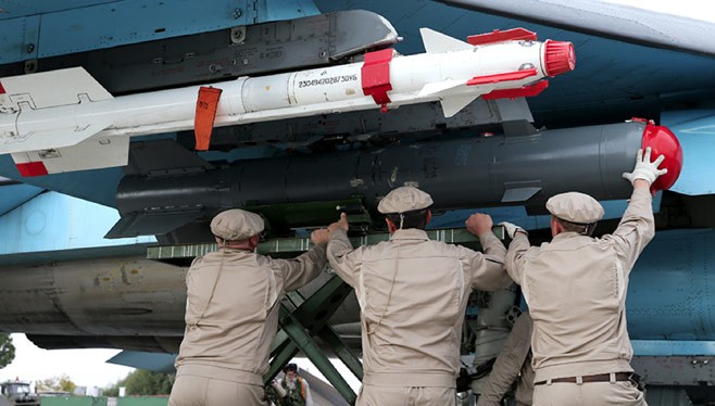 Binh sĩ Nga lắp vũ khí lên máy bay phục vụ chiến dịch chống khủng bố tại Syria