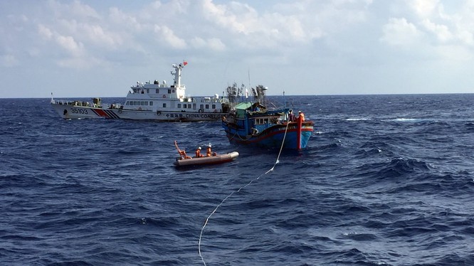 Tàu cảnh sát biển Trung Quốc liên tục cản trở, gây rối việc cứu hộ cứu nạn ngư dân của cơ quan chức năng Việt Nam - Ảnh: M.C