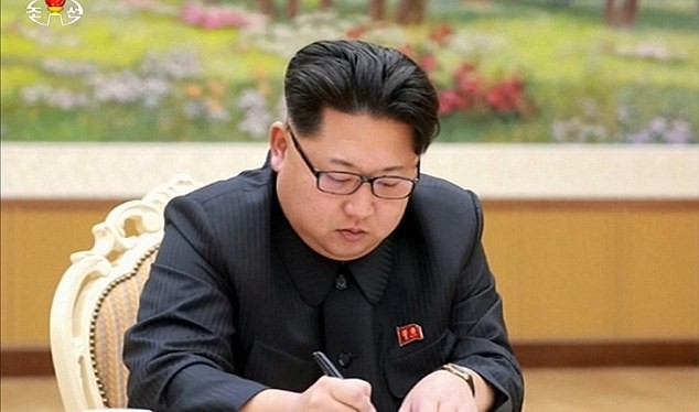 Bức ảnh ông Kim Jong Un ký bức thư gửi quốc dân Triều Tiên
