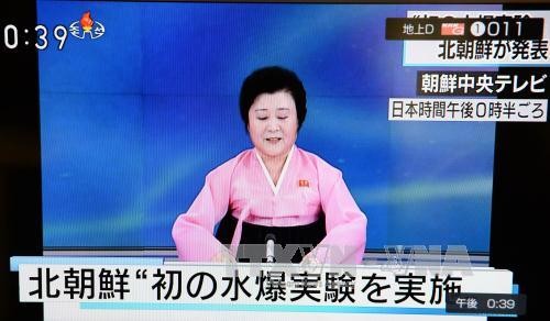 Phát thanh viên Triều Tiên Ri Chun-hee đọc bản tin trên truyền hình nhà nước ngày 6/1. Ảnh: THX/TTXVN 