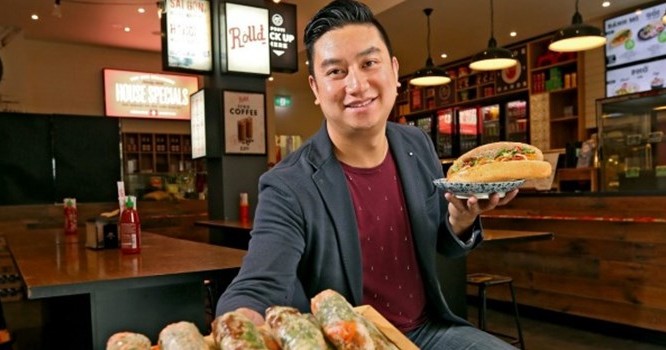 Ông Bao Hoang- đồng sáng lập thương hiệu thức ăn Việt mang tên Rolld- giới thiệu món bánh mì và nem cuốn. (ảnh: afr.com).