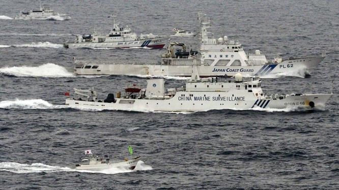 Tàu tuần tra Nhật Bản và tàu Trung Quốc kè nhau tại vùng biển tranh chấp