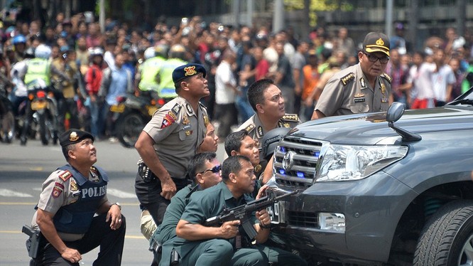 cảnh sát và quân đội Indonesia đấu súng với bọn khủng bố