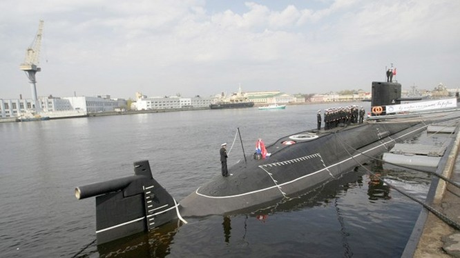 Tàu ngầm Lada đầu tiên, chiếc Saint Petersburg do nhà máy Admiralty đóng đang chạy thử nghiệm - Ảnh: TASS
