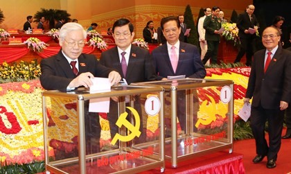 Tống Bí thư Nguyễn Phú Trọng bỏ lá phiếu đầu tiên