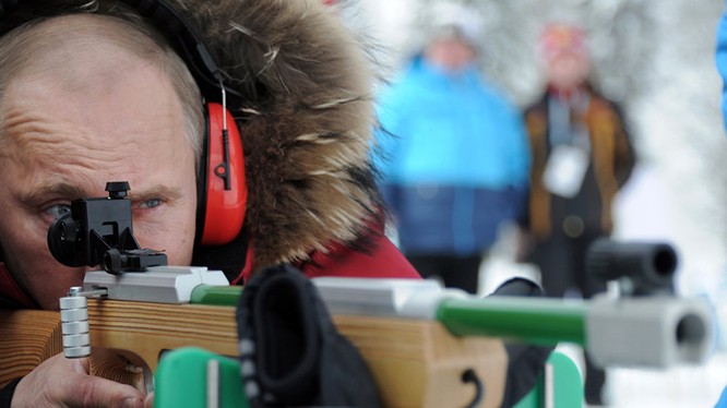 Trong chuyến thăm giải vô địch trượt tuyết và biathlon dành cho người khuyết tật, Tổng thống Vladimir Putin bắn thử súng trường dành cho vận động viên khiếm thị (tháng 3/2012) 